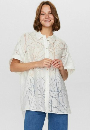 Witte button-up blouse van lichtgewicht, doorschijnende stof, met een takkenpatroon in zachte pastelkleuren. Korte mouwen en een relaxte pasvorm.