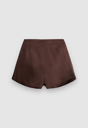 Shorts marroni con una consistenza liscia, caratterizzati da una discreta cerniera posteriore e due tasche posteriori, progettati con una vestibilità su misura e una leggera curvatura all'orlo.