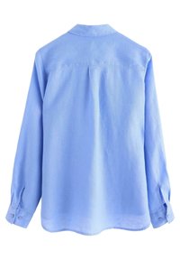 Camicia a maniche lunghe, tessuto azzurro chiaro, vestibilità rilassata, polsini con bottone, orlo curvo, dettaglio sulla spalla posteriore, texture liscia con leggera lucentezza.