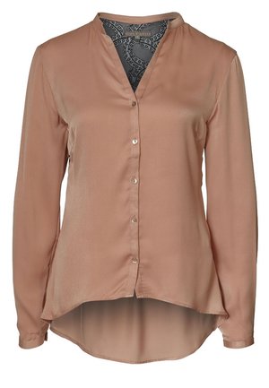 Blusa de mujer de manga larga, color marrón claro, con escote en V, cierre con botones en el frente y dobladillo ligeramente redondeado, más largo en la parte trasera.