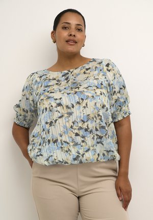 Blusa leggera plissettata in un motivo astratto blu, crema e nero. Presenta maniche corte elasticizzate e un collo rotondo.