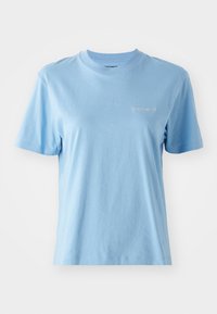 T-shirt a maniche corte, con collo a giro e realizzato in morbido cotone di colore azzurro chiaro, caratterizzato da un piccolo logo Carhartt bianco sul petto. Texture liscia.
