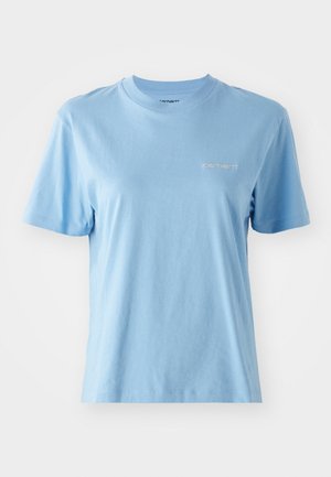 T-shirt à manches courtes, col rond, en coton doux de couleur bleu clair, avec un petit logo Carhartt blanc sur la poitrine. Texture lisse.