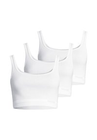 Drei weiße Baumwoll-Camisole-Oberteile mit breiten Trägern, nahtlosem Design und elastischen Bündchen am Saum für Komfort und Halt.