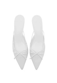 Valkoiset kärkitossut, joissa on sulavalinjainen muotoilu, slingback-tyyli ja koristeellinen rusetti varpaassa. Sileä, matta pinta.