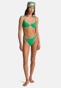 Πράσινο σετ μπικίνι με δομημένο τοπ και ρυθμιζόμενες τιράντες, καθώς και ταυτόσημα ψηλόμεσα εσώρουχα, κατασκευασμένο από λείο, ελαστικό ύφασμα.