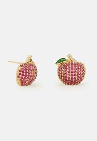 Orecchini a forma di mela d'oro adornati con pietre rosa e un accento di foglia verde. La superficie testurizzata crea un aspetto vibrante e scintillante.