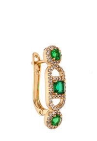 Arany színű fülbevaló, három zöld drágakővel, amelyeket apró, tiszta kiegészítők öveznek. Elegáns, ívelt forma biztonságos kapoccsal.