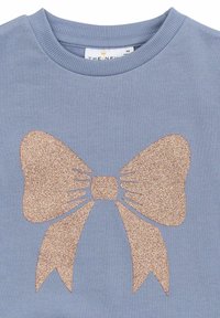 Felpa in cotone blu con un grande motivo a fiocco in rosa oro glitterato al centro. Il look è completato da un colletto a girocollo e polsini a coste.