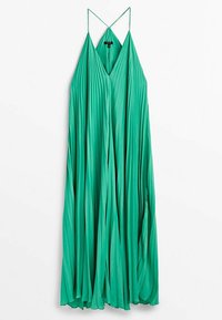 Robe maxi verte plissée avec fines bretelles croisées et décolleté plongeant en V, suspendue sur un fond blanc.