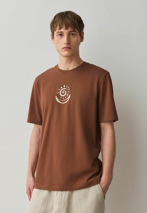 Next, EMBROIDERY T-SHIRT. 3 PACK - Nyomott mintás póló - brown/tan/white