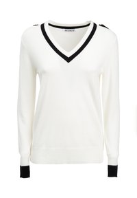 Witte gebreide trui met een V-hals, voorzien van zwarte accenten bij de halslijn en manchetten, en decoratieve knopen op de schouder. Zachte textuur.