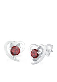 Boucles d'oreilles en forme de cœur en argent, ornées de cristaux rouges ronds, avec une finition polie et des sertissages en griffes.