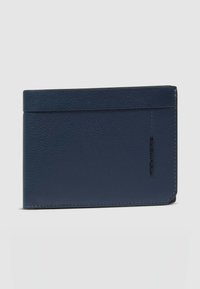 Cartera de cuero azul marino con acabado texturizado, forma rectangular elegante y un sutil detalle de logo. Cuenta con una ranura horizontal para tarjetas.