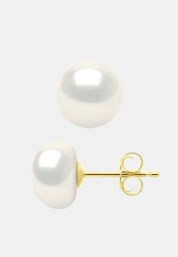 Boucles d'oreilles en perles blanches avec une finition brillante, de forme ronde, et une quincaillerie en métal doré présentant un design enroulé pour un maintien sécurisé.