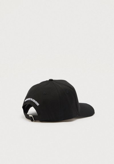 Μαύρο καπέλο μπέιζμπολ με κυρτή γείσο, κεντημένο κείμενο στο πίσω μέρος και ρυθμιζόμενο λουράκι. Κατασκευασμένο από βαμβακερό ύφασμα με λεία υφή.