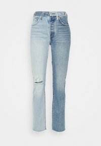 Ljust blå denimjeans med en blekt effekt, med ett hål vid knät, rak passform och fransad fåll. Klassisk femfickdesign.