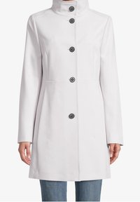 Abrigo en gris claro con cuello alto, que cuenta con seis botones negros y una textura suave. Diseño ajustado con costuras laterales.