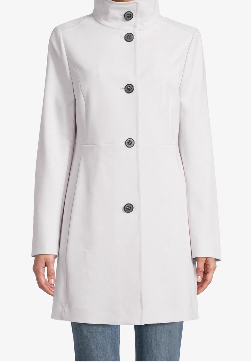 Abrigo en gris claro con cuello alto, que cuenta con seis botones negros y una textura suave. Diseño ajustado con costuras laterales.