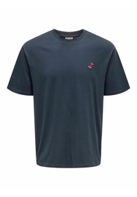 Marineblauw katoenen T-shirt met korte mouwen, met een kleine rode geborduurde roos op de linkerborst. Klassiek ontwerp met ronde hals.