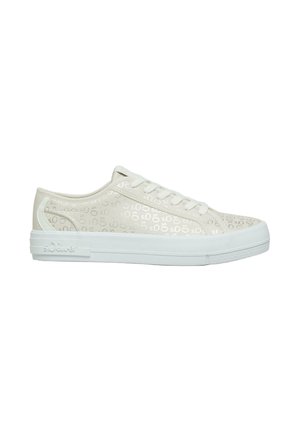 Lage witte sneaker met subtiel glanzend "s.Oliver" monogrampatroon, witte veters en witte rubberen zool.