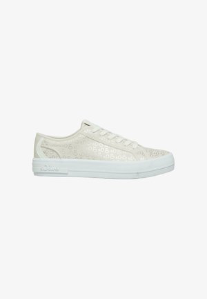 Lage witte sneaker met subtiel glanzend "s.Oliver" monogrampatroon, witte veters en witte rubberen zool.
