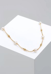 Gouden ketting met witte parels en gouden kralen, met een afwisselend patroon van bollen en parels, gladde textuur.