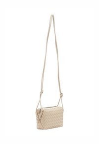 Vævet beige crossbody taske med en struktureret overflade, slank form og justerbar rem, der har en lynlås og en knyttet detalje.