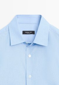 Lichtblauw geruit overhemd met korte mouwen, voorzien van een standaardkraag, witte knopen en een etiket met de tekst "Massimo Dutti." Gelijkmatige stof.