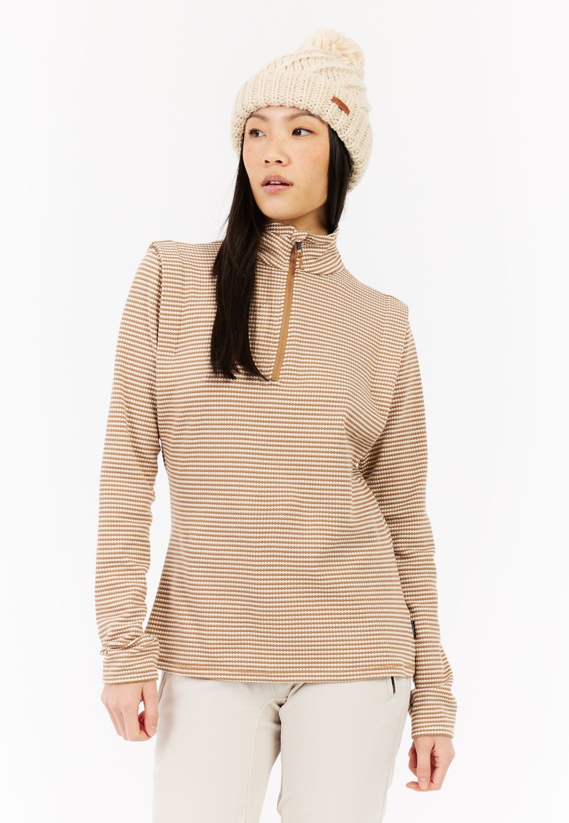 Langsleeve, quarter-zip top in een bruin en roomkleurig geruit patroon met een gladde textuur. Gepaard met een licht gebreide roomkleurige beanie.
