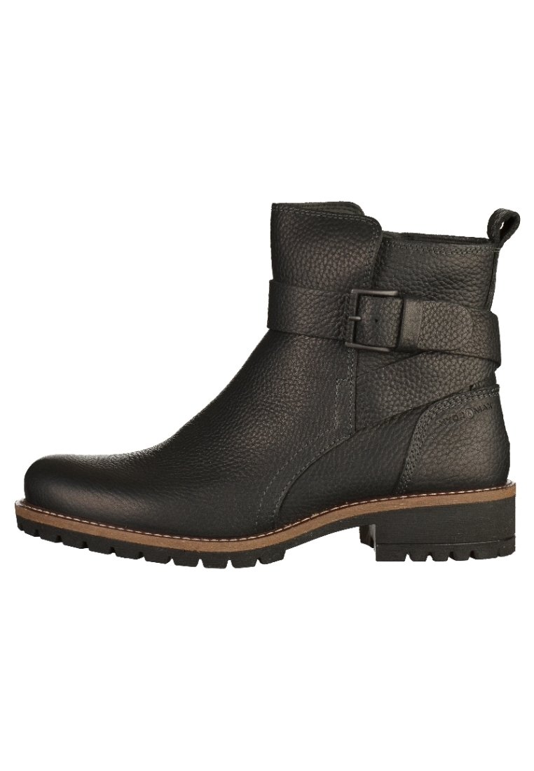 Bottine en cuir noir avec une finition texturée, détail de boucle sur le côté et une semelle basse crantée. Accents marron cousus le long du bord.