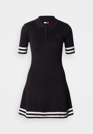 Mustast ribastatud polosärgist kleit lühikeste varrukatega, millel on valged triibulised detailid varrukaotstetel ja äärel ning nööbitav kaelus.