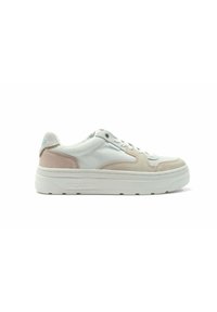 Weiße und beige Sneaker mit einem strukturierten Obermaterial aus Canvas und Wildleder, Schnürverschluss und einer dicken weißen Gummisohle. Hellgrüne Akzentfarbe an der Ferse.