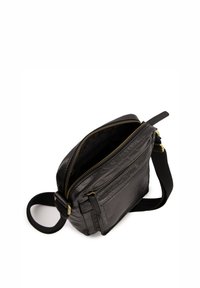 Černá kožená crossbody taška s horním zipovým uzávěrem, nastavitelným popruhem a zlatým kováním. Texturovaný povrch a více kapes.