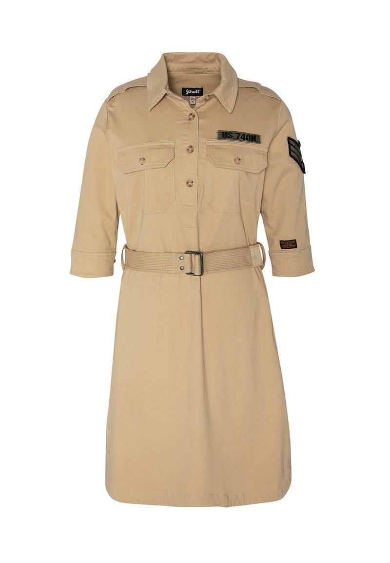 Abito khaki fino al ginocchio con chiusura a bottoni sul davanti, due tasche sul petto, vita con cintura e spalline. Presenta una toppa con testo sulla manica.