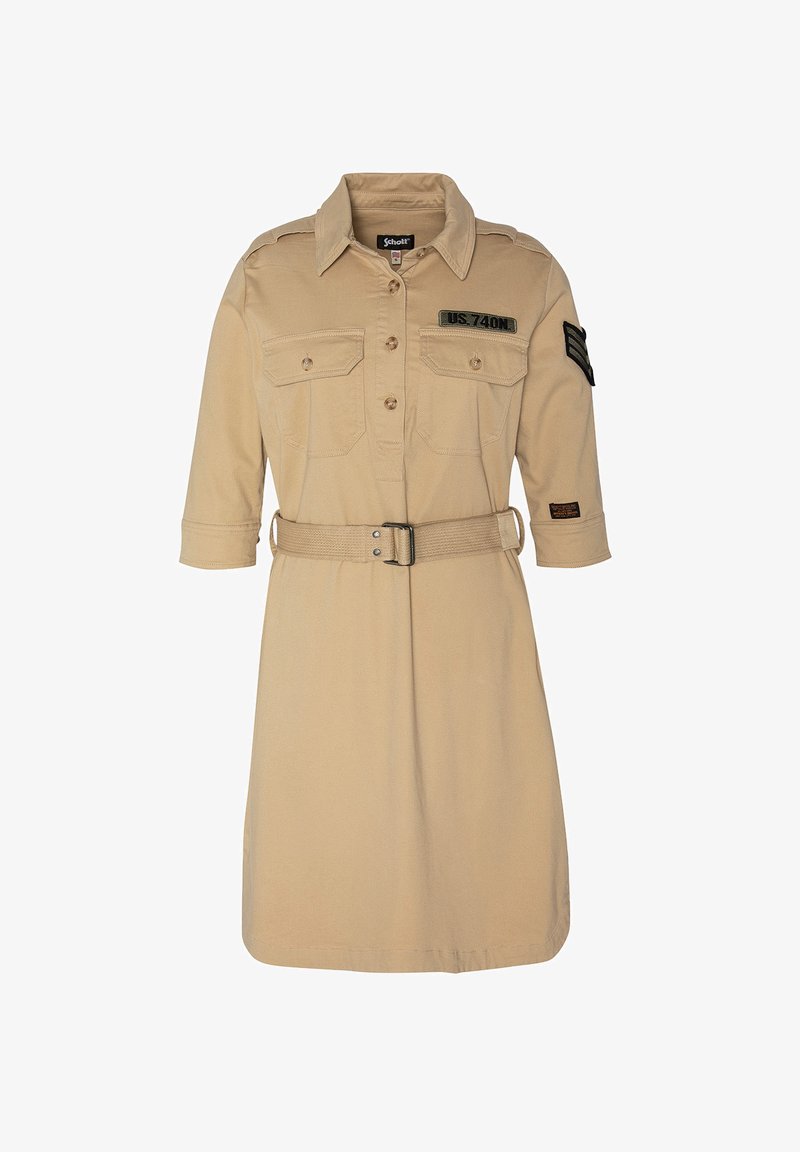 Abito khaki fino al ginocchio con chiusura a bottoni sul davanti, due tasche sul petto, vita con cintura e spalline. Presenta una toppa con testo sulla manica.