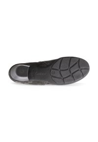 Suola di scarpa in suede nero con una suola in gomma testurizzata che presenta un motivo di battistrada. Logo "Gabor" impresso sul lato.