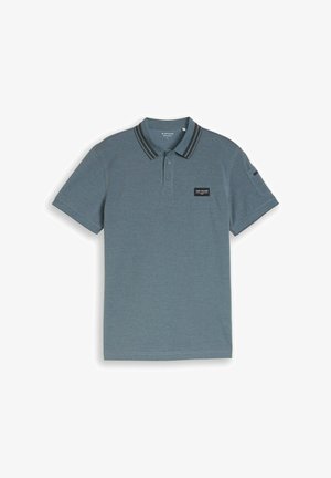 Niebieska koszulka polo z krótkim rękawem, dwuguzikowym dekoltem, paskowanym kołnierzykiem oraz małą czarną naszywką z logo na lewej piersi i detalem na kieszeni z przodu na rękawie.