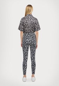 MICHAEL Michael Kors CHEETAH  - Κολάν - Παντελόνια - aluminum