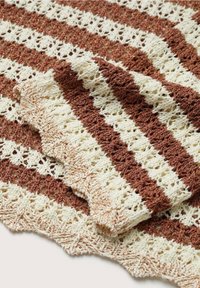 Häkeldecke mit abwechselnden Streifen in Braun und Creme. Merkmale ein strukturiertes, offenes Muster mit gewelltem Rand. Weich und leicht.