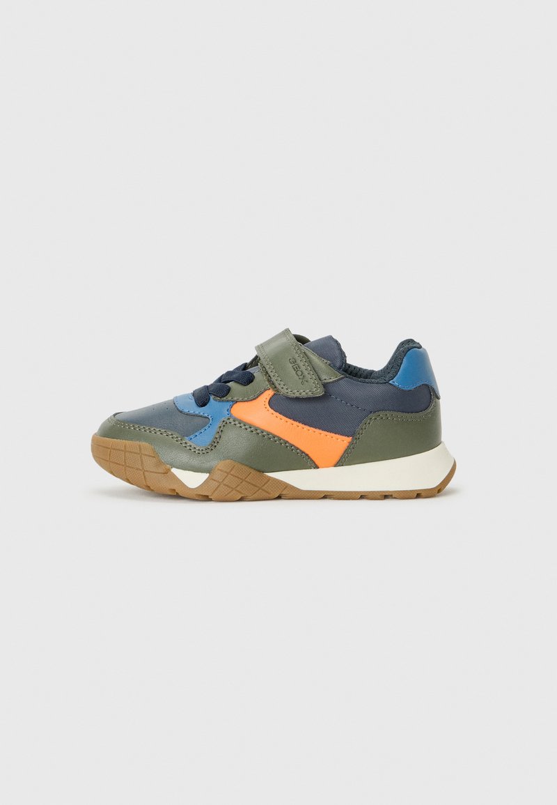Chaussure de sport avec des panneaux verts, bleus et oranges. Dotée d'une sangle Velcro, d'une semelle texturée et d'un bout rond. Semelle en caoutchouc pour une meilleure traction.