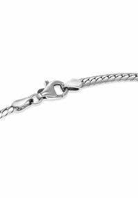 Bracciale intrecciato in argento con una chiusura sicura. Presenta una texture liscia e lucida e un dettaglio di intreccio intricato.