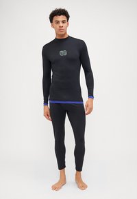 Czarna rash guard z długim rękawem o dopasowanym kroju, zawiera jasnoniebieskie logo na piersi oraz niebieskie akcenty przy mankietach i talii.