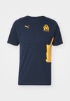 OLYMPIQUE MARSEILLE PUMATECH POCKET TEE - Article de supporter d'équipe de club - club navy/clementine