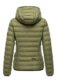 Giacca a vento verde con cappuccio, caratterizzata da un design trapuntato, polsini elasticizzati e orlo nero. Etichetta del logo visibile sul lato sinistro.