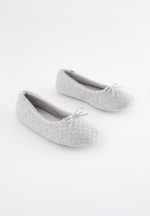 Ballerines en tissu matelassé gris avec un bout arrondi et un petit nœud décoratif à l'avant ; texture douce et design échancré.