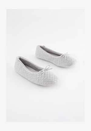 Grau gesteppte Ballerinas aus Stoff mit abgerundetem Zehenbereich und kleinem Schleifendetail vorne; weiche Textur und tiefer Schnitt.