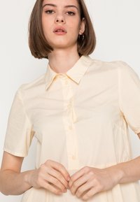 Monki Vestido camiseiro - yellow solid