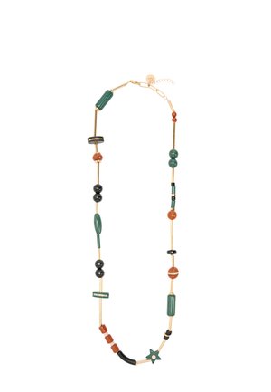 Złoty naszyjnik z łańcuszkiem ozdobiony zielonymi, czarnymi i terakotowymi koralikami o różnych kształtach, w tym okrągłymi, cylindrycznymi, gwiazdkowymi oraz prostokątnymi elementami.