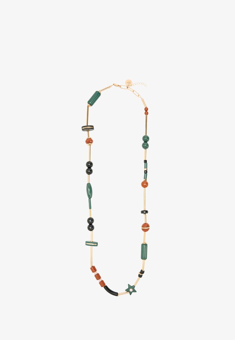 Złoty naszyjnik z łańcuszkiem ozdobiony zielonymi, czarnymi i terakotowymi koralikami o różnych kształtach, w tym okrągłymi, cylindrycznymi, gwiazdkowymi oraz prostokątnymi elementami.